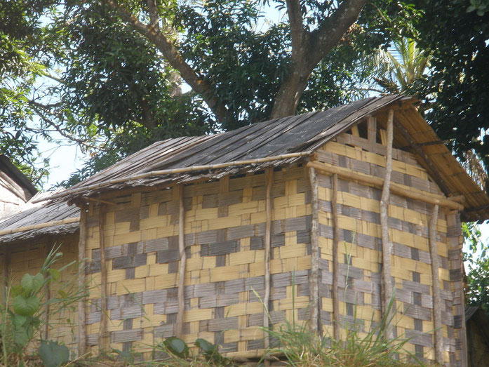 « Bamboo House in Sambava Madagascar » par Lemurbaby — Travail personnel. Sous licence CC BY-SA 3.0 via Wikimedia Commons - https://commons.wikimedia.org/wiki/File:Bamboo_House_in_Sambava_Madagascar.JPG#/media/File:Bamboo_House_in_Sambava_Madagascar.JPG