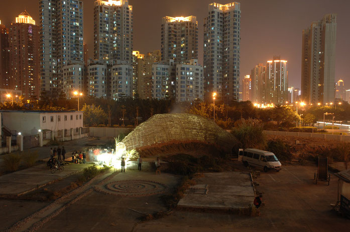 « Bug Dome by WEAK! in Shenzhen Marco Casagrande-Hsieh Ying-chun Roan Ching-yueh » par Movez — Travail personnel. Sous licence Domaine public via Wikimedia Commons - https://commons.wikimedia.org/wiki/File:Bug_Dome_by_WEAK!_in_Shenzhen_Marco_Casagrande-Hs