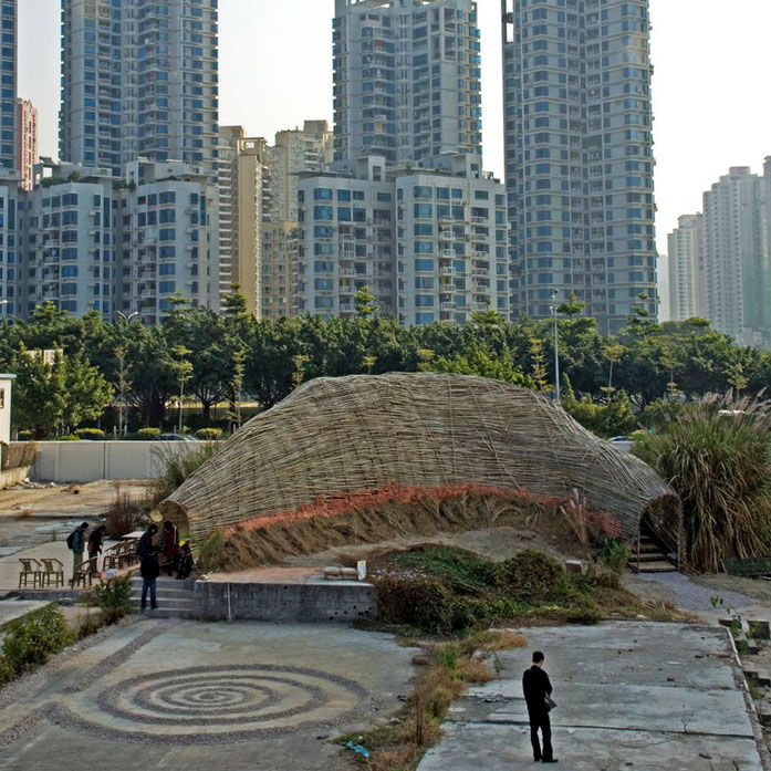 « Bug Dome by WEAK! in SZHK Biennale 2009 » par Härmägeddon — Travail personnel. Sous licence Domaine public via Wikimedia Commons - https://commons.wikimedia.org/wiki/File:Bug_Dome_by_WEAK!_in_SZHK_Biennale_2009.jpg#/media/File:Bug_Dome_by_WEAK!_in_SZHK_