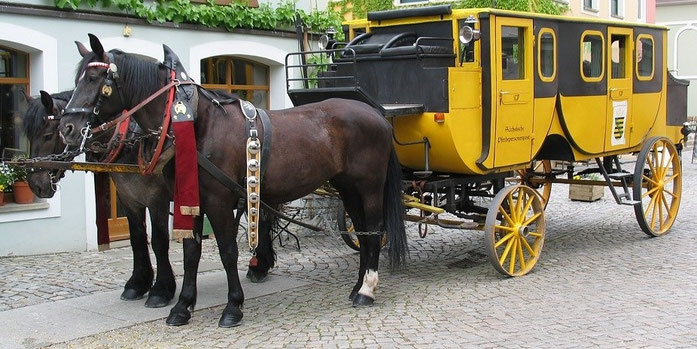 Nachbau einer sächsischen Pferdepostkutsche zur vergnüglichen Fahrt für Touristen