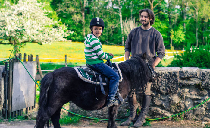 MUKI Reiten ist ein tolles Erlebnis für Kinder und Erwachsene. Gemeinsam wird das Pony für das Reiten vorbereitet und der Erwachsene begleitet sein Kind beim Ausritt. Ponyreiten als super Event.