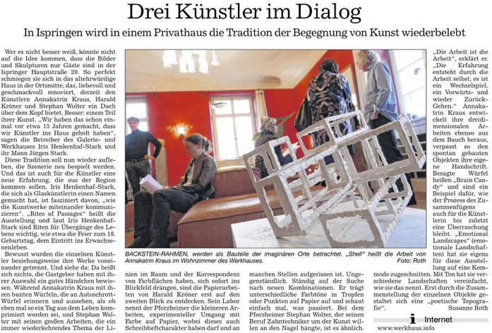 Zeitungsbericht mit einem Bild während der Vernissage mit 6 Menschen und einer Porzellanskulptur von Annakatrin Kraus, Pforzheimer Kurier vom 2. Dezember 2015 zur Eröffnung der Ausstellung >rites of passages< im Werkhaus Henkenhaf-Stark