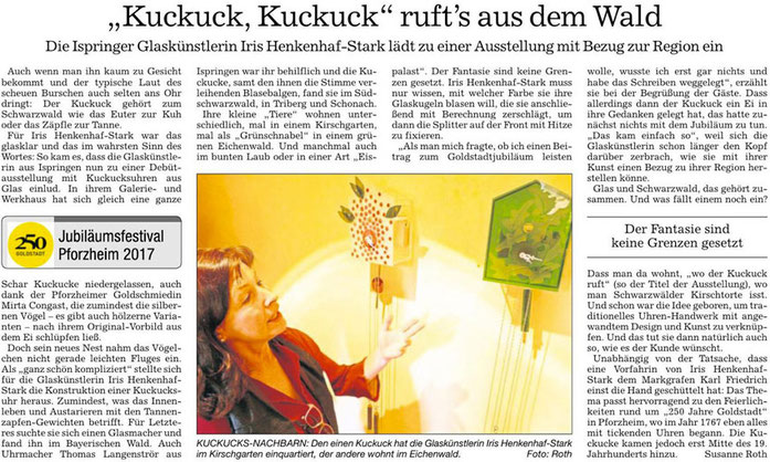 Zeitungsbericht mit Bild von Iris Henkenhaf-Stark vor ihren Kuckucksuhren aus Glas, Pforzheimer Kurier vom 16. Mai 2017 zur Ausstellung >Wo der Kuckuck ruft< im Werkhaus Henkenhaf-Stark.