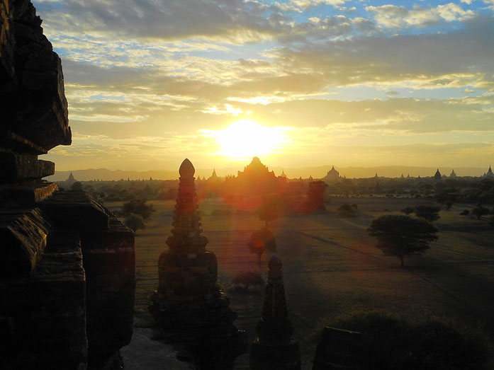 Sonnenaufgang in Bagan, Myanmar                 Sunrise in Bagan, Myanmar