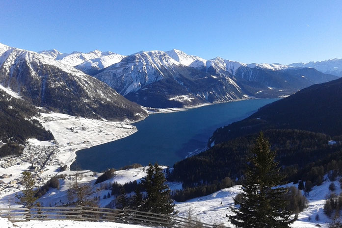 Reschensee mit dem Kirchturm im Wasser - das Wahrzeichen Südtirols ist nahe beim Reschnerhof in Reschen am Reschenpass