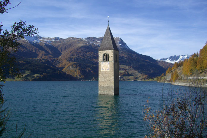 Der versunkene Kirchturm im Reschensee bei Reschen