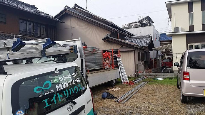 大垣市、養老町、上石津町、輪之内町、安八町、神戸町、垂井町、瑞穂市、池田町で屋根瓦漆喰補修中の養老町の屋根瓦漆喰専門店。大垣市世安町で屋根瓦漆喰/ 屋根補修工事のための足場組み立て作業中