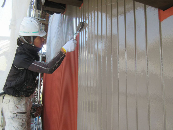 輪之内町、海津市、養老町、羽島市、大垣市、瑞穂市で外装改修工事中の外壁塗装工事専門店。輪之内町楡俣神田で外壁塗装工事/外壁塗装工事の、中塗り塗装作業中