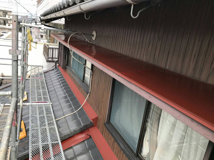 大垣市、養老町、上石津町、輪之内町、安八町、神戸町、垂井町、瑞穂市、池田町で外装改修工事中の外壁塗装工事専門店。大垣市上面で外装改修/外装改修工事の小庇、水切り錆び止め塗装作業