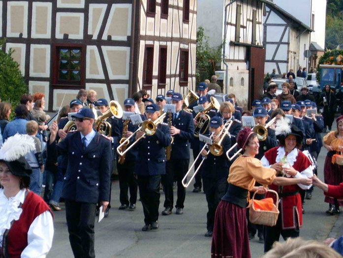 Herbst 2004: Der Musikzug zu Gast beim Oktoberfest in Insul/Rheinland-Pfalz