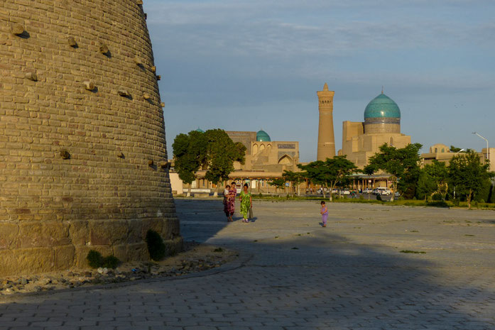 Die Kalon-Moschee ist von Weitem wegen ihrer türkisfarbenen Kuppel erkennbar.