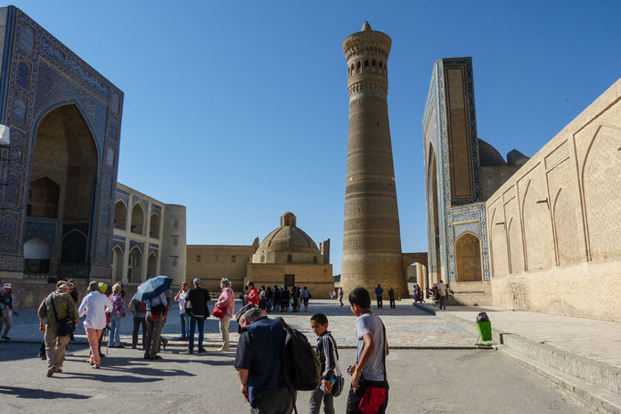 Das Minarett der Kalon-Moschee (rechts) ist 50 m hoch und wurde im 12. Jhdt. erbaut.