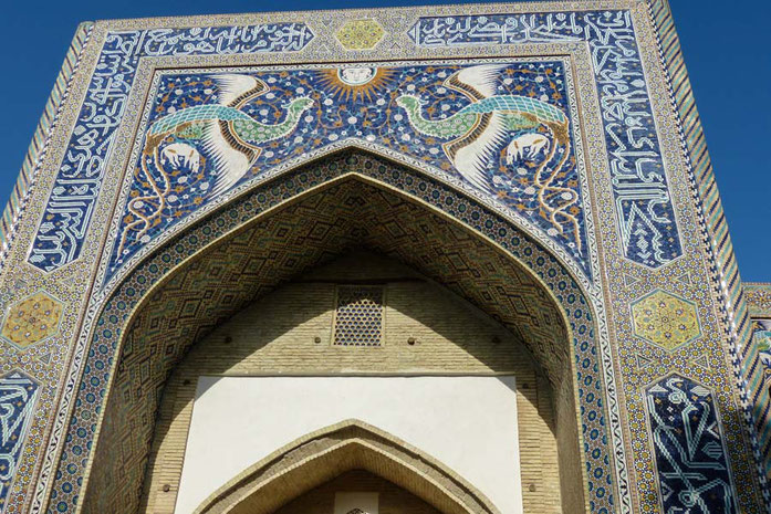 Zum Labi-Hauz-Ensemble gehört auch die Nadir Diwan-Begi Medrese mit ihrer prächtigen Hauptfassade.