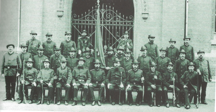 Das Neue Bürger-Corps 1892 vor der Wallschule