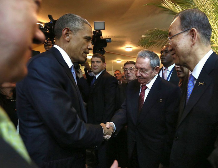 Saludo histórico del presidente de EE.UU. Obama y el cubano Raúl Castro.