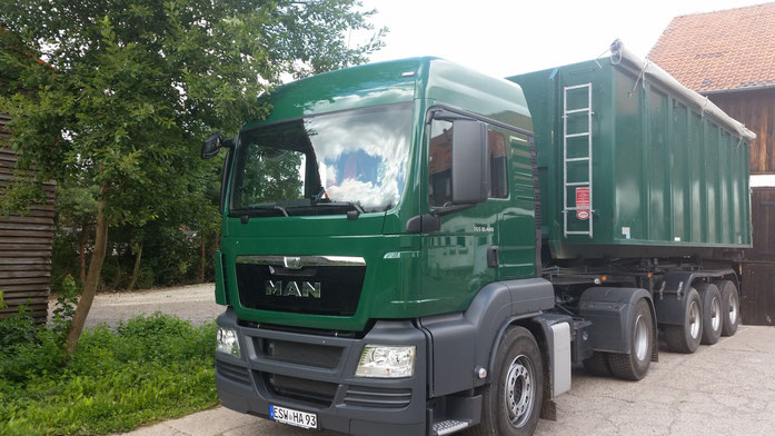 Der betriebseigene Lkw wird genutzt, um Rohstoffe, wie Rindermist oder Rindergülle, zur Biogasanlage zu transportieren. Ebenso werden Feldfrüchte zum Landhandel transportiert.