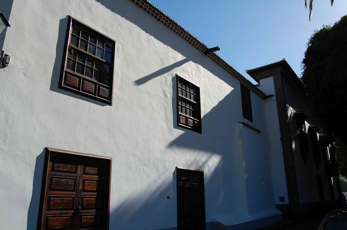 Puertas y ventanas en parte posterior de la ermita