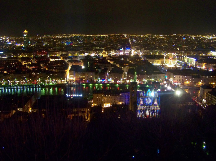 Panorama de Lyon depuis Fourvière, une nuit de la Fête des Lumières de 2008.