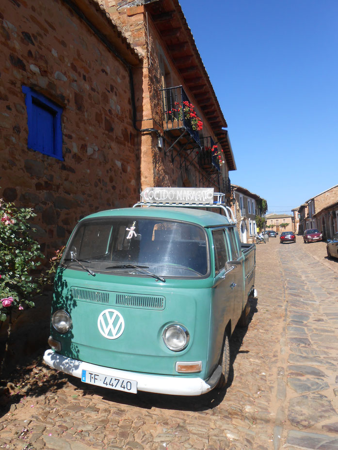 Volkswagen t2 Doka vista en Castrillo de Polvazares (León) en julio de 2015. Además anuncia cocido maragato.