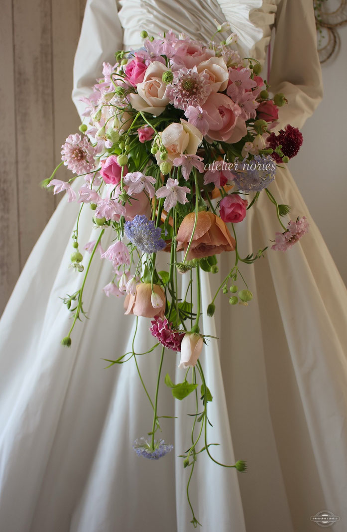 ピンクのバラとデルフィニウムのキャスケードブーケブーケ - アトリエ