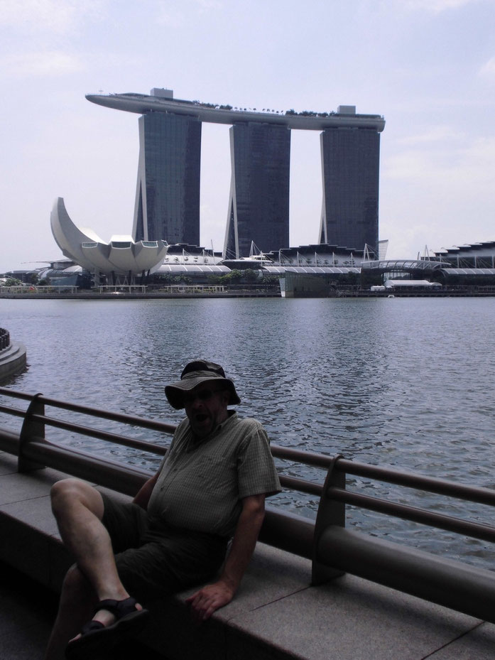 Gerd vor dem neuen Wahrzeichen, dem Marina Bay Sands 