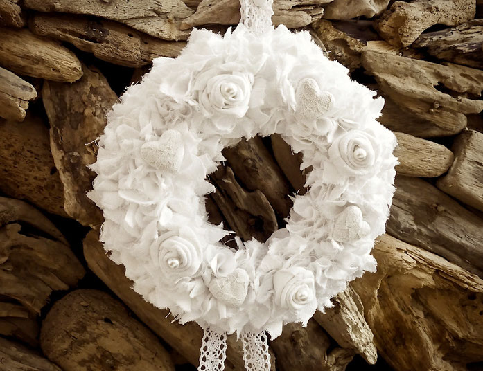 Kranz aus Stoffresten und selbst gedrehten Rosen aus Stoff