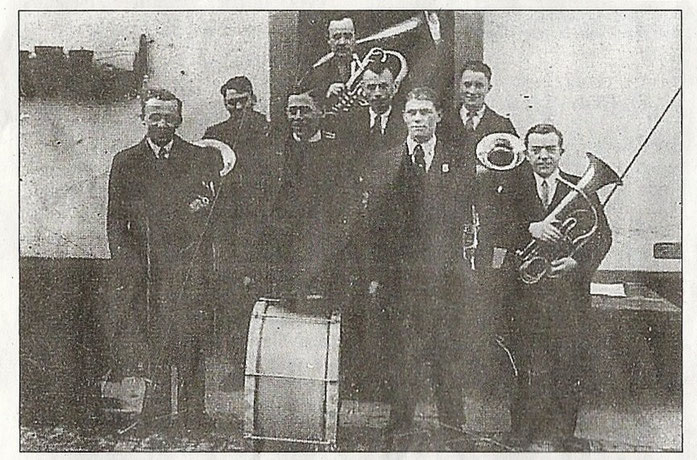 Gruppenfoto der Gründungsmitglieder im Jahr 1934:  Walter Bock (hinten), Herbert Schalter, Jakob Wagner, Robert Beutelmann (Mitte), Heinrich Weiß, Karl Kistner, Adolf Bergtholdt und Heinrich Kehrer (vorne, alle von links nach rechts)