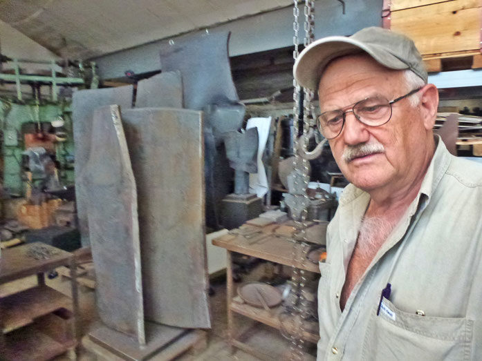 Pedro Meier im Atelier von Oscar Wiggli – Eisenplastiken in Arbeit – Fondation Oscar et Janine Wiggli, Muriaux bei Saignelégier. ARGOL Records - Edition IROISE. Photo 2012 »Selfie-Art-Project« © Pedro Meier Multimedia Artist Gerhard Meier Weg Niederbipp 2