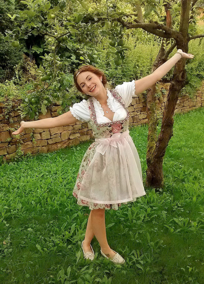 Hi, ich bin Esther, gelernte Modeschneiderin mit einer besonderen Leidenschaft, individuelle Lieblingsstücke zu nähen (wie auch mein selbst entworfenes und geschneidertes Dirndl auf dem obigen Bild).