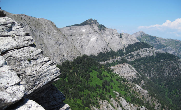 Ipsarion (1206m) in Bildmitte, Mitte rechts im Hintergrund der Profitis Ilias (1108m)