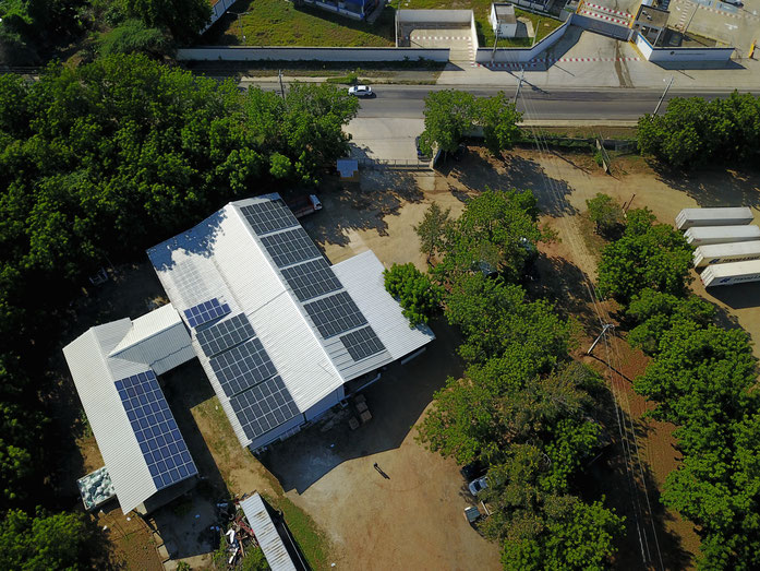 Unser Beispiele für erneuerbare Energie: Die Solaranlage auf dem Dach der Lagerhalle