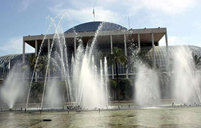 Fuente con una docena de chorros  enfrente del Palacio de la Música de la Música "los chorros del agua bailan al compas de la música". 