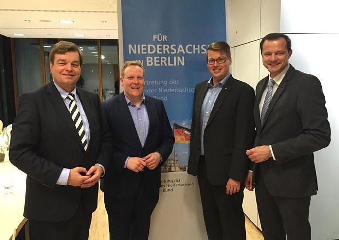 PSts Enak Ferlemann mit (von rechts) seinem Bundestagskollegen Oliver Grundmann MdB, Alexander Krause JU-Bezirksvorsitzender Elbe-Weser und Tilmann Kuban Landesvorsitzender der JU-Niedersachsen