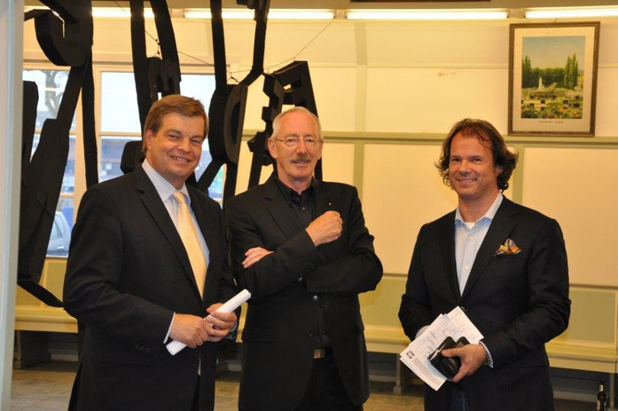 Enak Ferlemann mit dem 1. Vorsitzenden des Cuxhavener Kunstvereins Hans Hochfeld und Professor Dr. Hettinger