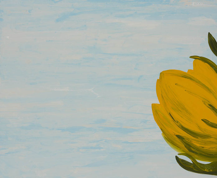 gelbe Blüte ragt von rechts ins Bild und bedeckt ein Drittel des Bildes vor hellblauem Himmel