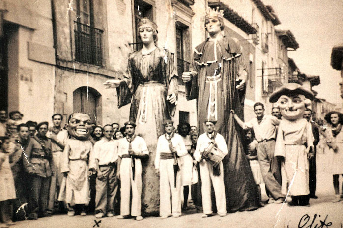 Presentación de los primeros gigantes y cabezudos de Olite, año 1946.