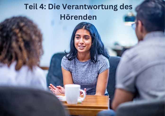 Zwei Personen hören einer dritten beim Sprechen zu.
