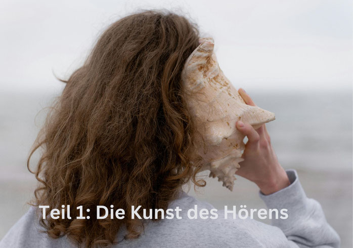 Frau hört in das große, weiße Gehäuse einer Meersschnecke hinein.