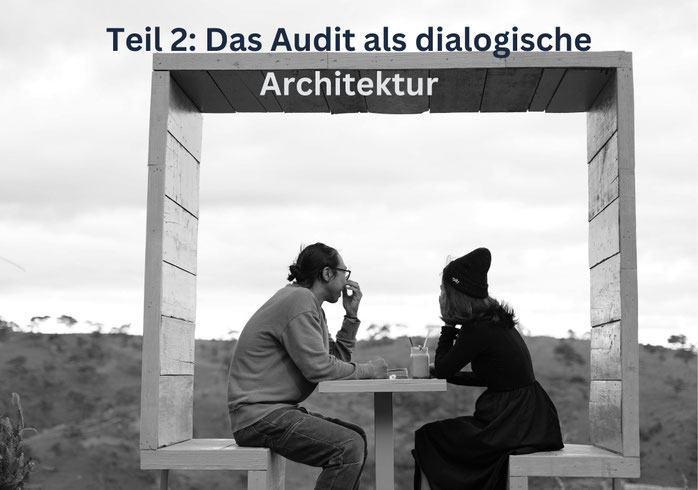 Zwei Personen sitzen in einem offenen Kasten und sprechen.