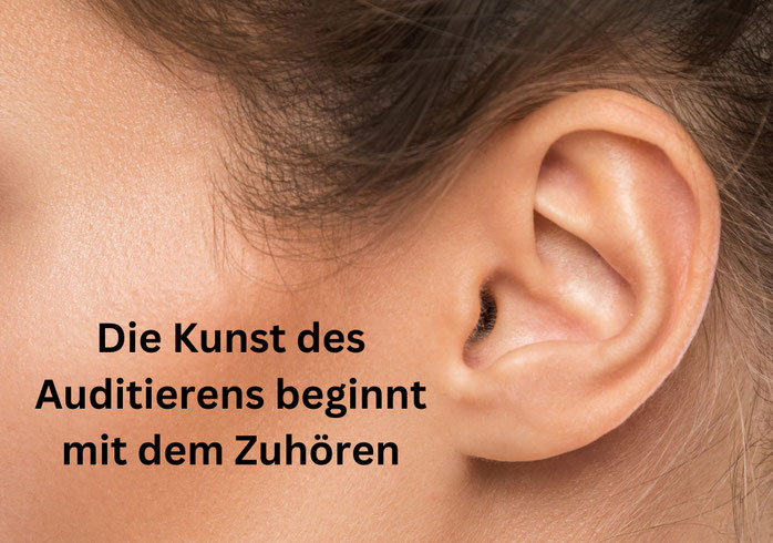 Ein Frauenohr als Symbolbild für das Zuhören während eines Audits