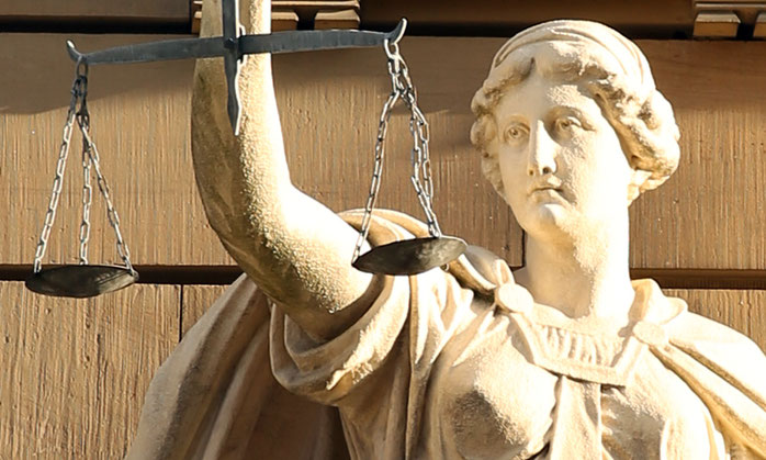Justitia, die Gerechtigkeit, spielt eine große Rolle im politischen Horoskop