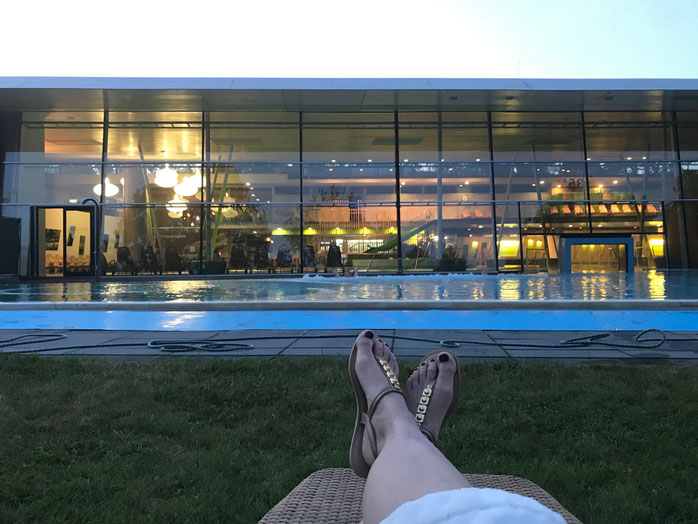 Geschenkidee zum Muttertag: Sie in die Therme nach Burg einladen.