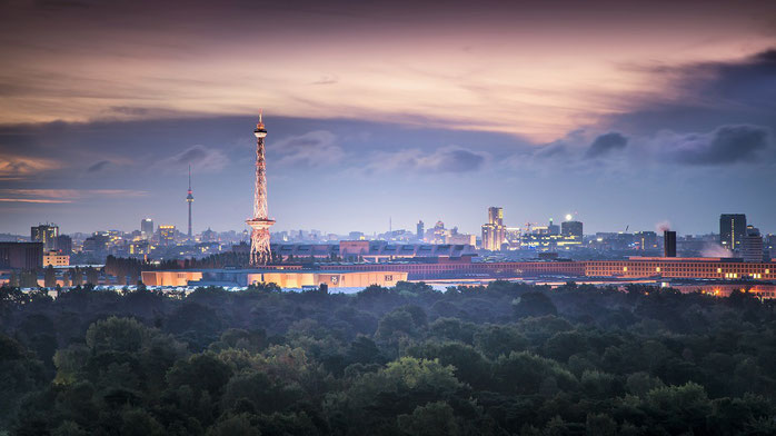 ベルリン郊外の豊かな森から望む現在のベルリン市内の夜景