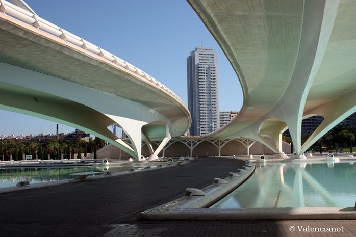 Puente de Monteolivete y Torre de Francia visto desde el Jardín del Turia en Valencia