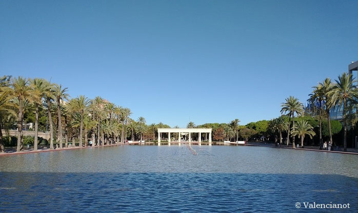 Fuente con una docena de chorros enfrente del Palacio de la Música de la Música , lo interésate es que los chorros del agua bailan al compás de la música