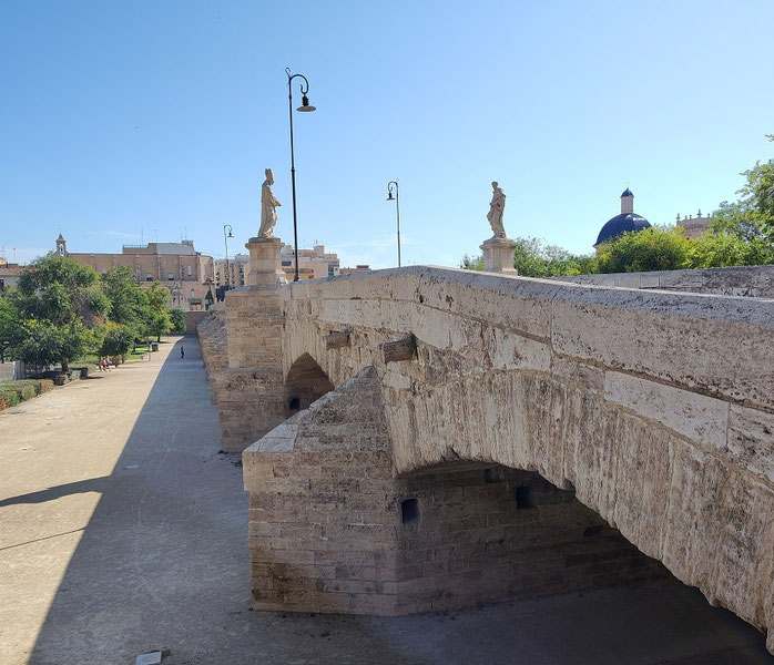 El Puente de la Trinidad es el más antiguo de los puentes de la ciudad de estilo gótico y fue construido hacia el siglo XIV, sobre los restos de otro. La construcción, sobre una base de diez arcos apuntados, hubo de ser reedificada tras la riada de 1517.