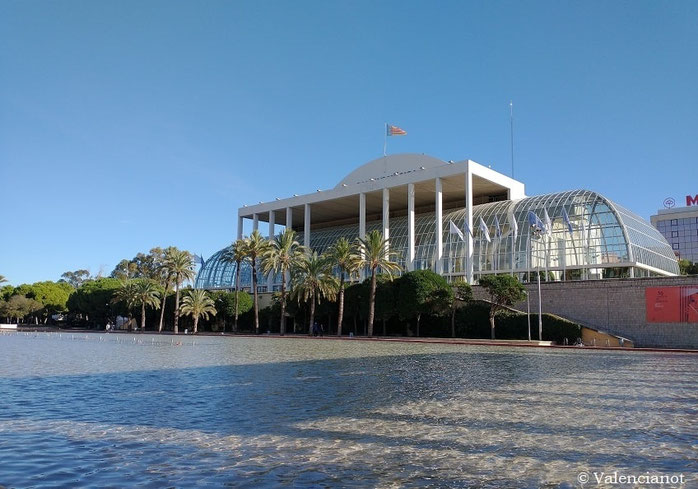 El Palau de la Música de Valencia es un auditorio de la ciudad de Valencia situado en el antiguo cauce del río Turia. Inaugurado en 1987.