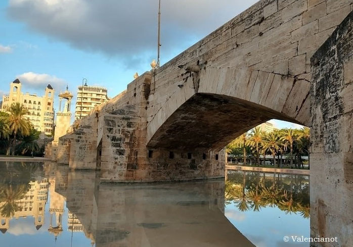 El Puente del Mar atraviesa el Jardín del Turia comunicando la plaza de América y el paseo de la Alameda en Valencia