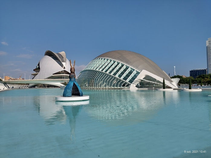 Al fondo el Palacio de las Artes Reina Sofía "es el teatro de la ópera de Valencia", l'Hemisfèric. Y a la izquierda se encuentra el Paseo del Arte-Umbracle y a la derecha el Museo Príncipe Felipe