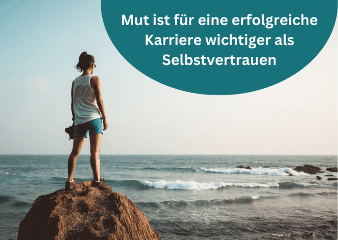 Frau auf einem Felsen sieht aufs Meer. Symbolbild für Herausforderung